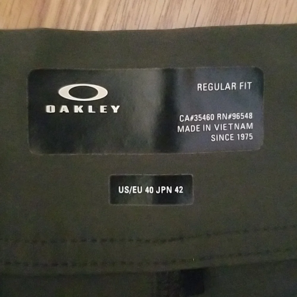 Oakley‎ broadshorts size 40